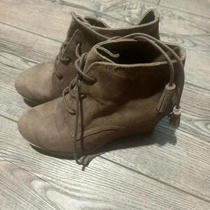 Mia size 6 brown suede booties